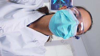 垂直视频病人点视图牙医保护面具持有工具